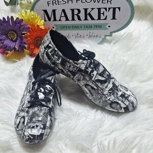 Black and White kalli Size 10 Graphic Lace-Up Shoes